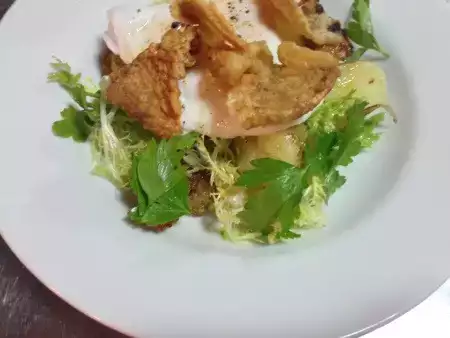 Kıtır tavuk derisi & salatası
