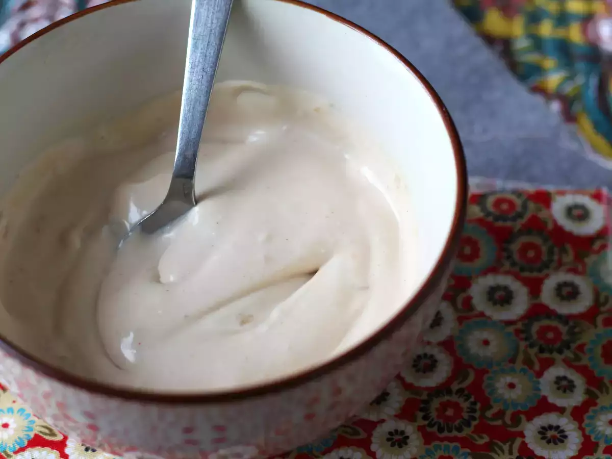 Kıtır tavuk için kremalı, lezzetli sos