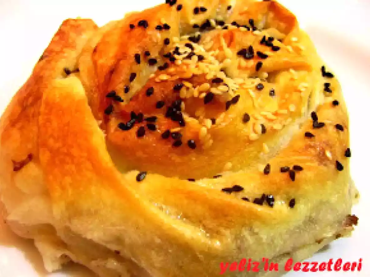 KIYMALI GÜL BÖREĞİ