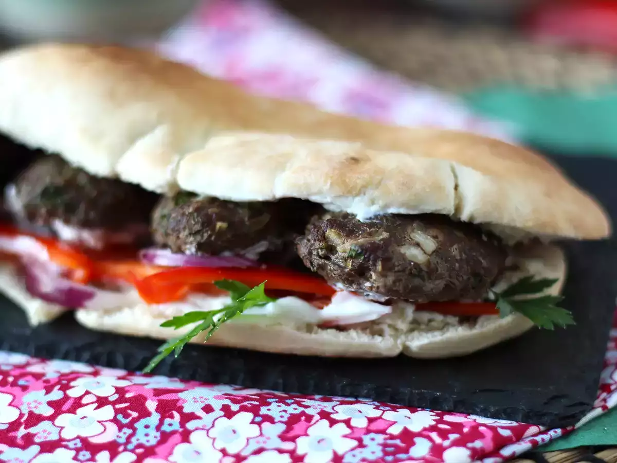 Köfte - ekmek içinde Türk köftesi - fotoğraf 2