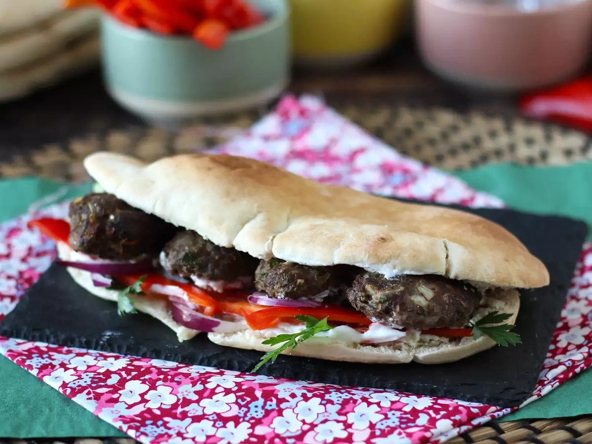 Köfte Ekmek – Türk Usulü Ekmek Arası Köfte