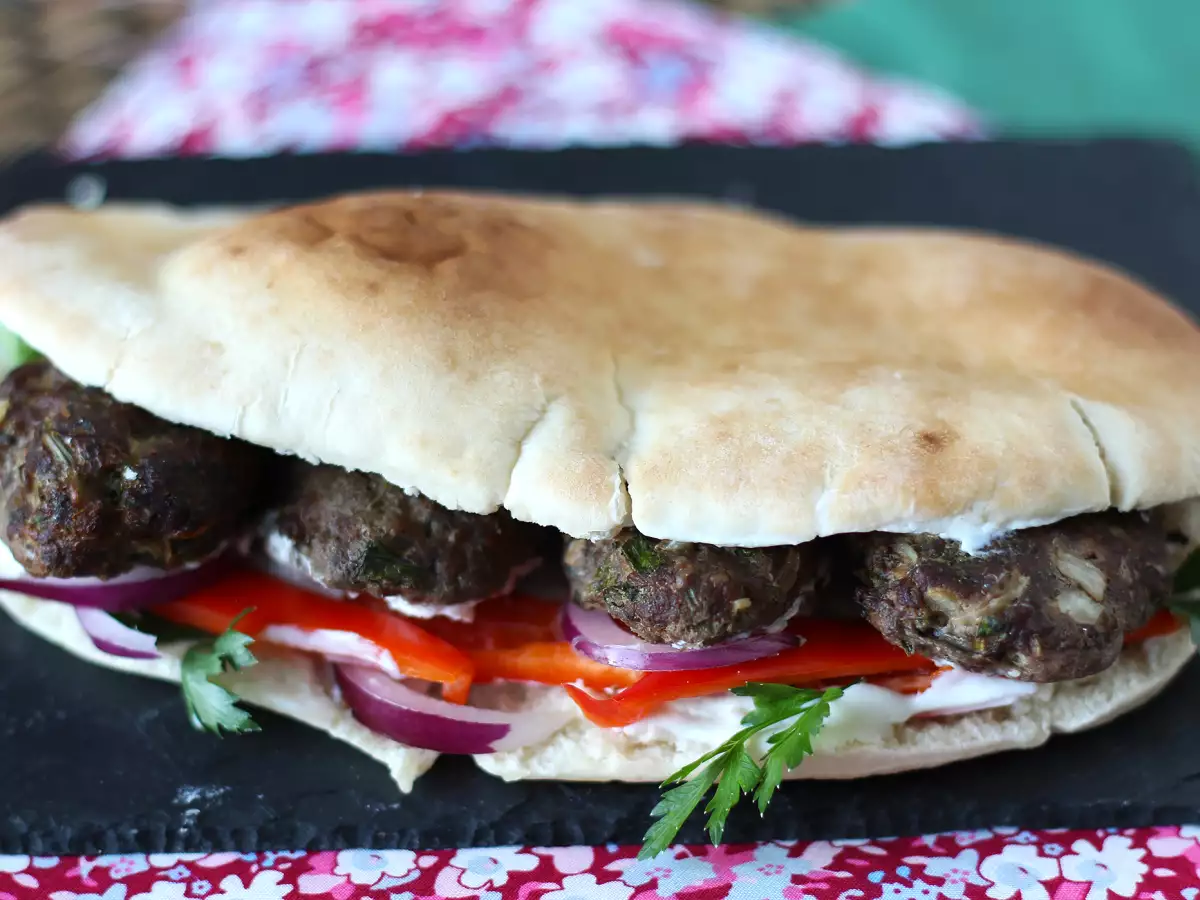 Köfte Ekmek – Türk Usulü Ekmek Arası Köfte - fotoğraf 3