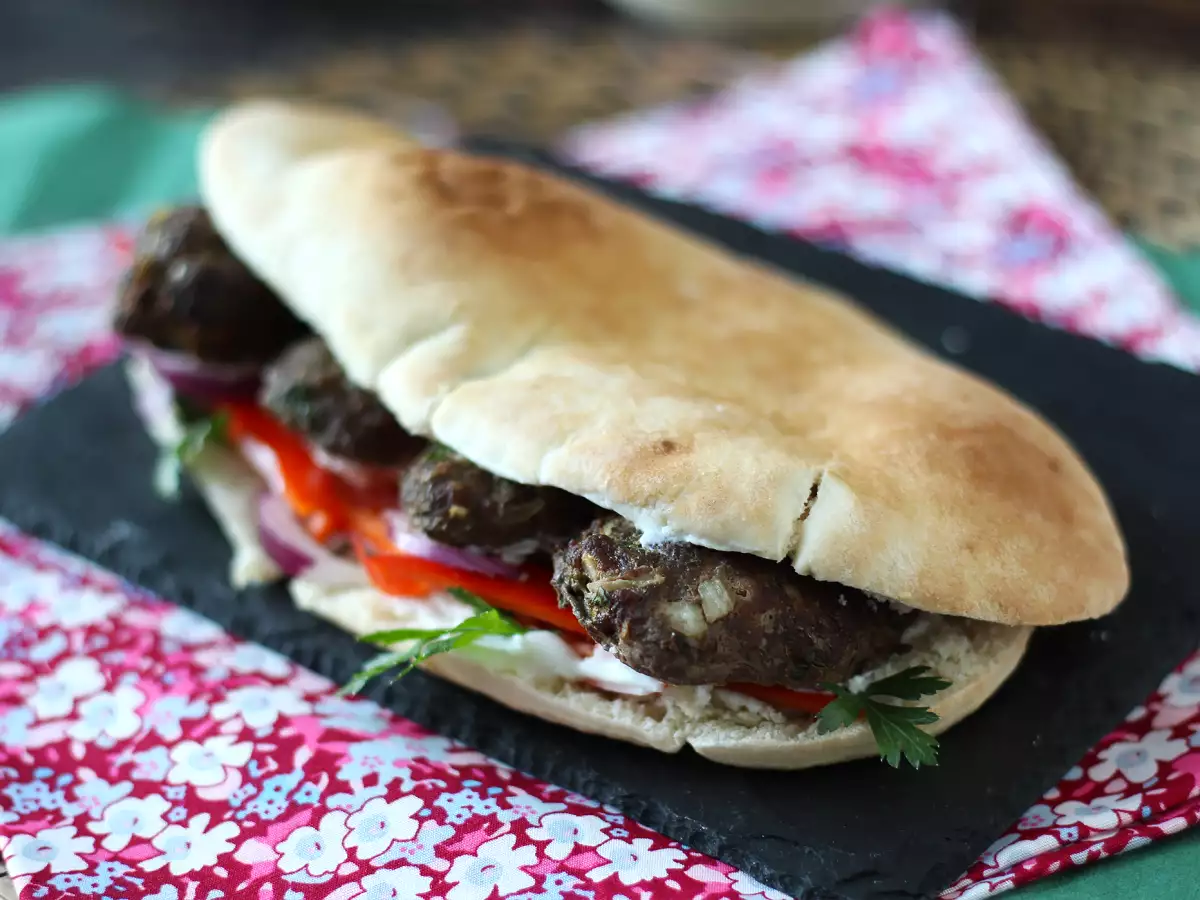 Köfte Ekmek – Türk Usulü Ekmek Arası Köfte - fotoğraf 4