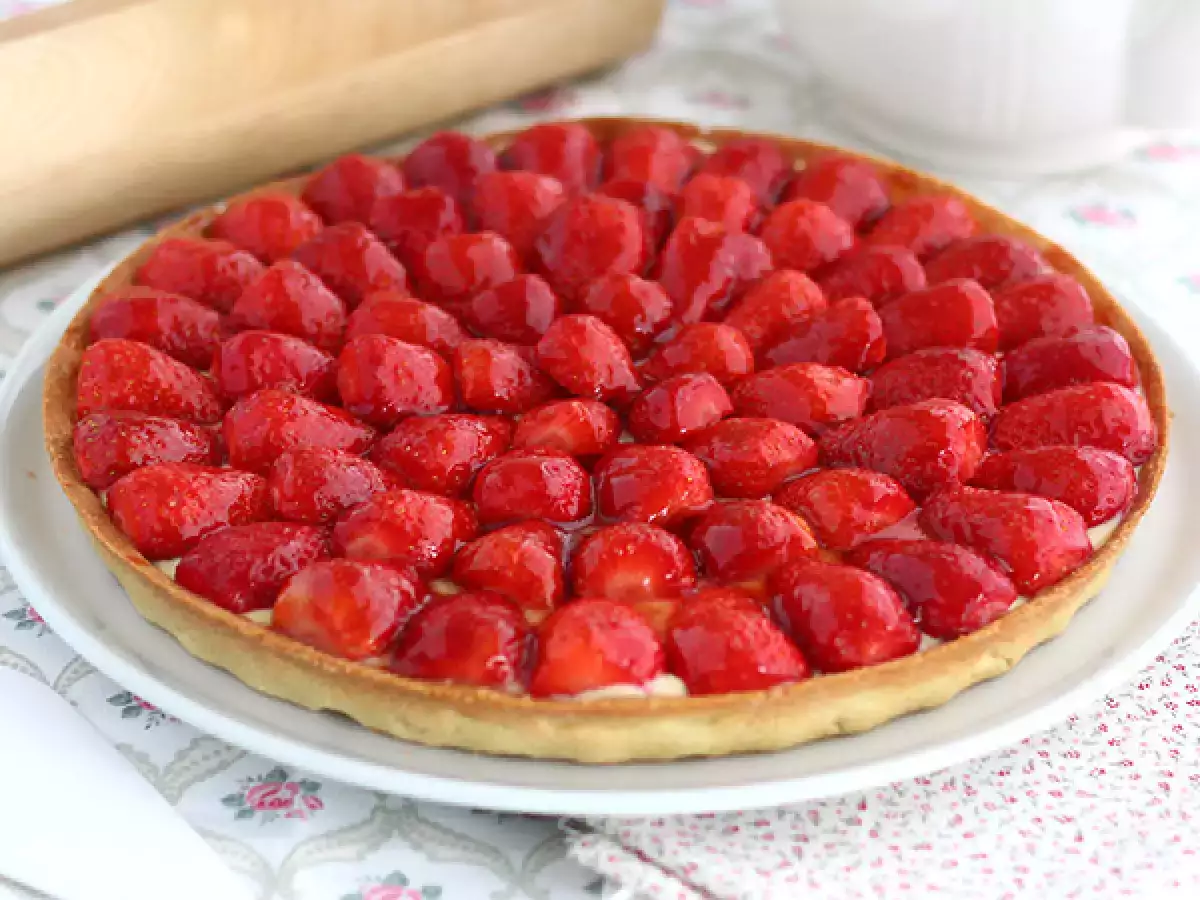 Kolay Çilekli Tart Tarifi