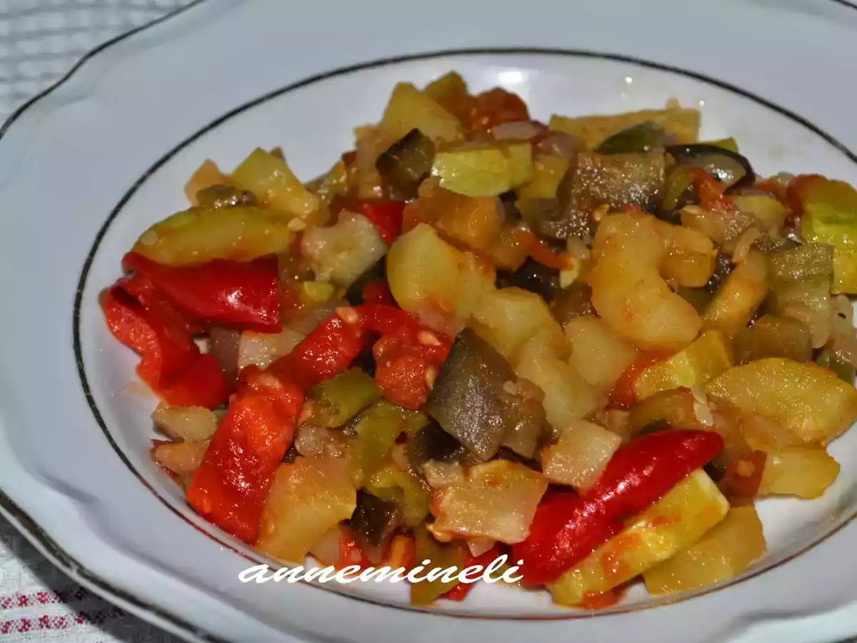 KOLAY YAPILAN ZEYTİNYAĞLI TÜRLÜ YEMEĞİ