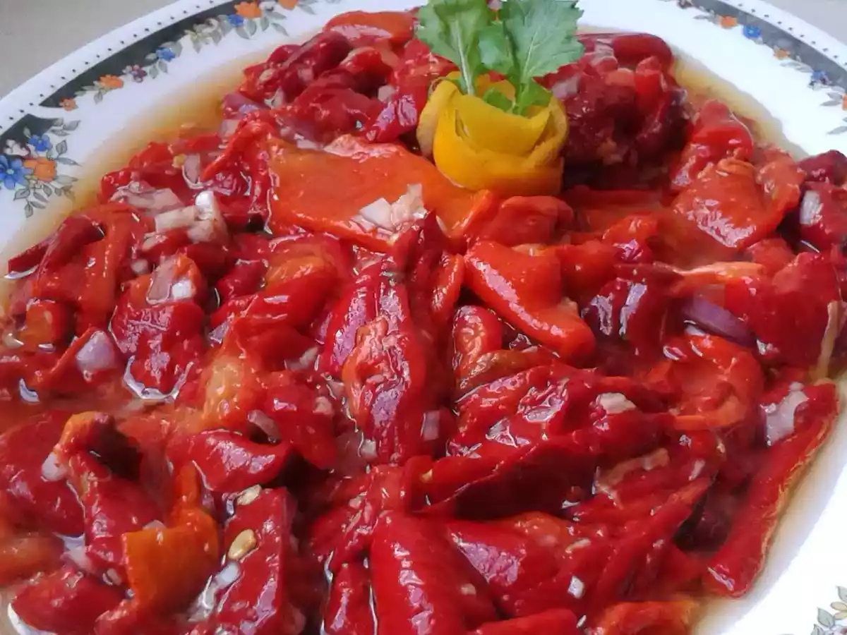 Közlenmiş Kırmızı Biber Salatası - fotoğraf 2