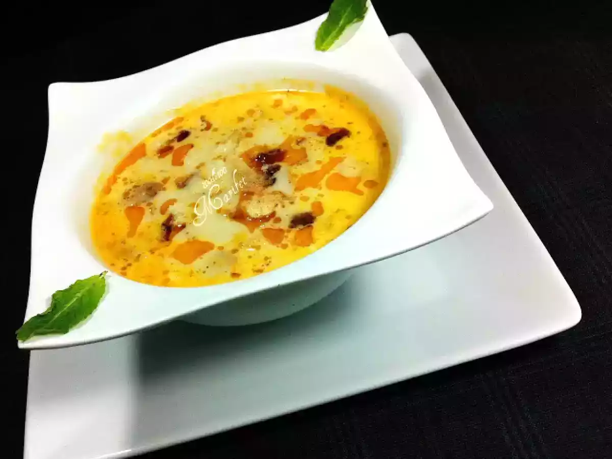 Közlenmiş Sarımsak Çorbası (Soupe à l'ail rôti)