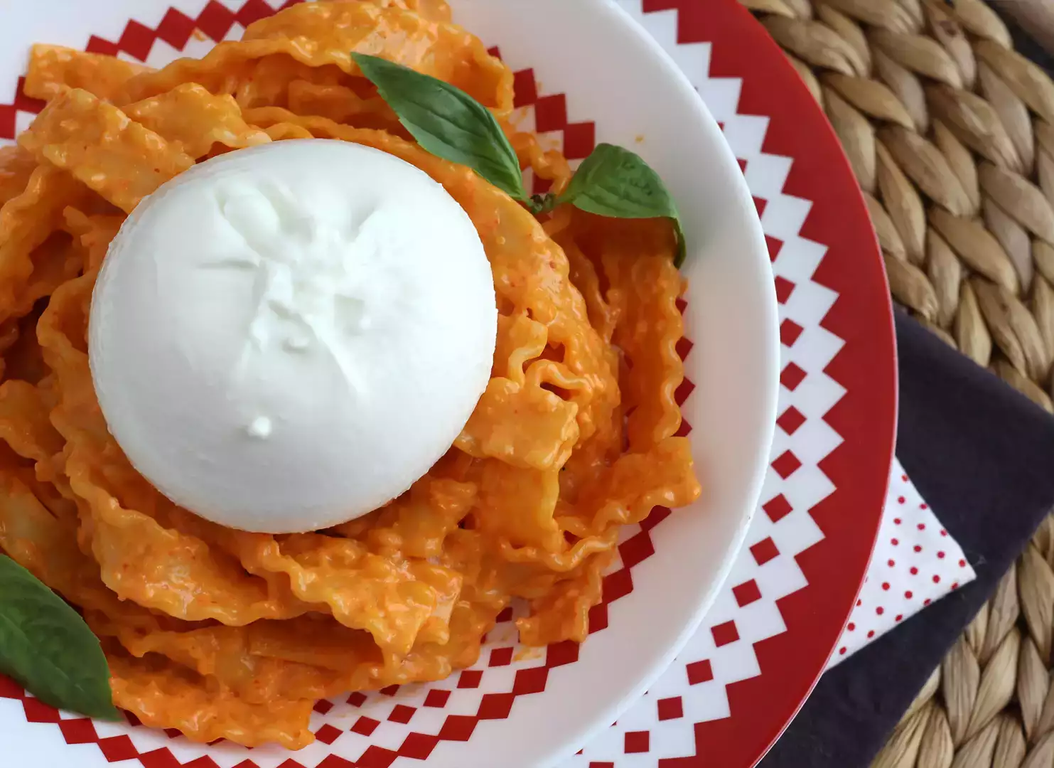 Kremalı burrata peynirli calabria usulü pesto