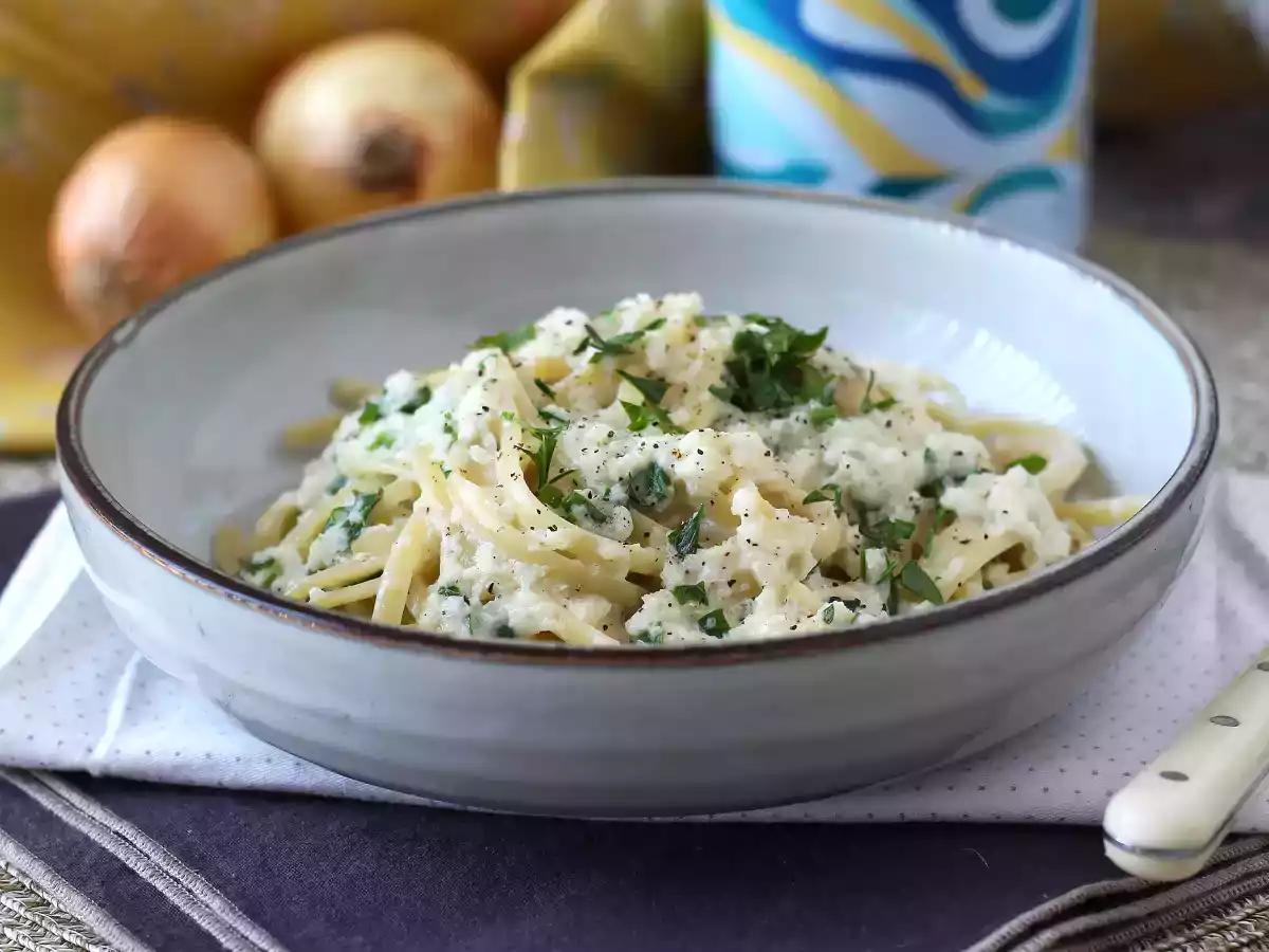 Kremalı soğanlı makarna: lezzetli ve süper ucuz bir ilk yemek! - fotoğraf 3
