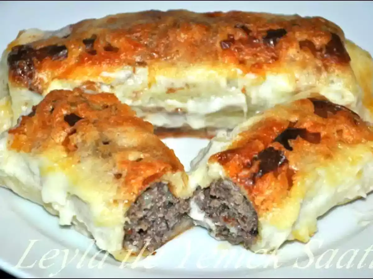Krepten yapilmis Kiymali Börek Sarmasi