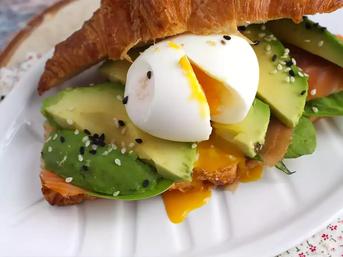 Kruvasanlı brunch sandviçi - fotoğraf 3