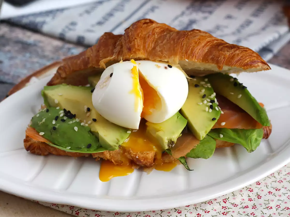 Kruvasanlı brunch sandviçi - fotoğraf 5