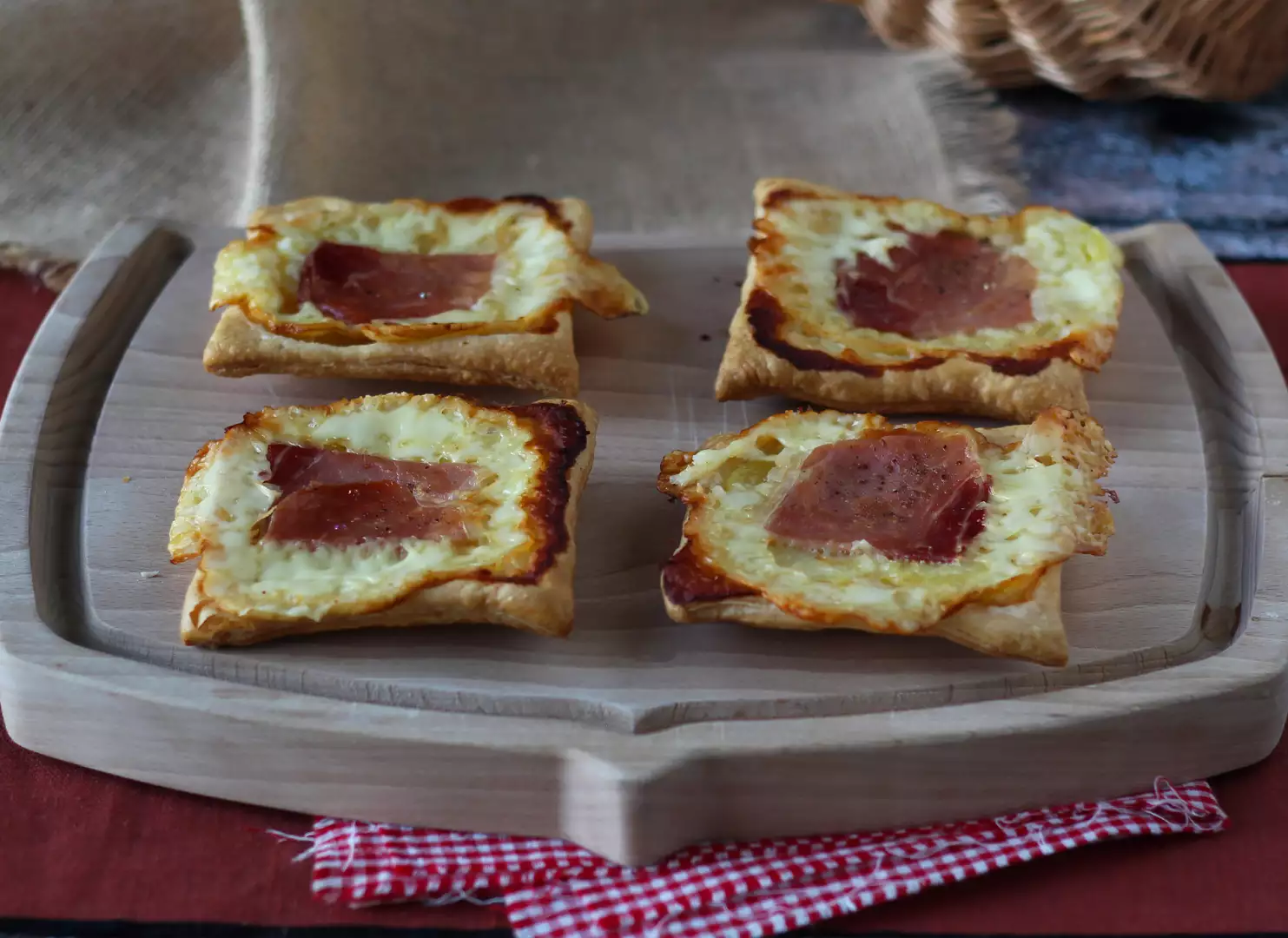 Küçük raclette aromalı tart tatin, ayrı porsiyonlarda
