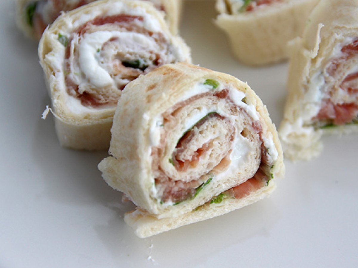 Kürlenmiş jambon ve roka ile aperatif dürümler