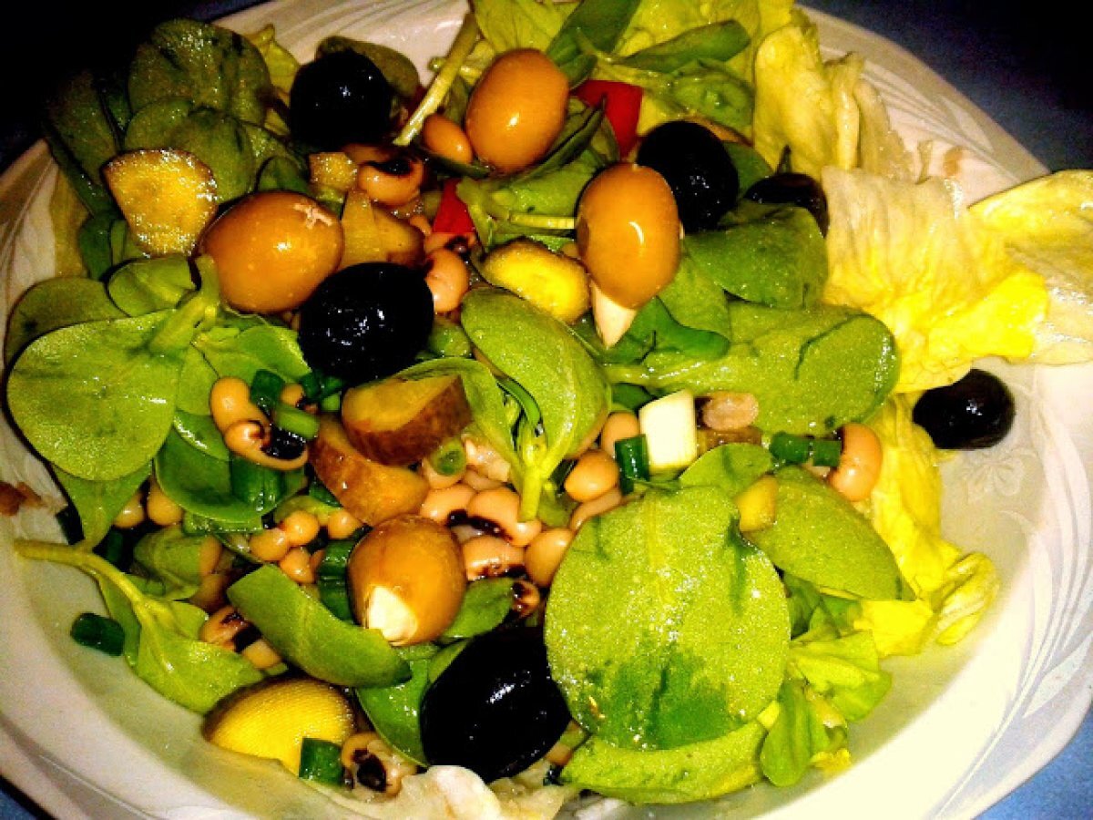 KURU BÖRÜLCELİ SEMİZOTU SALATASI