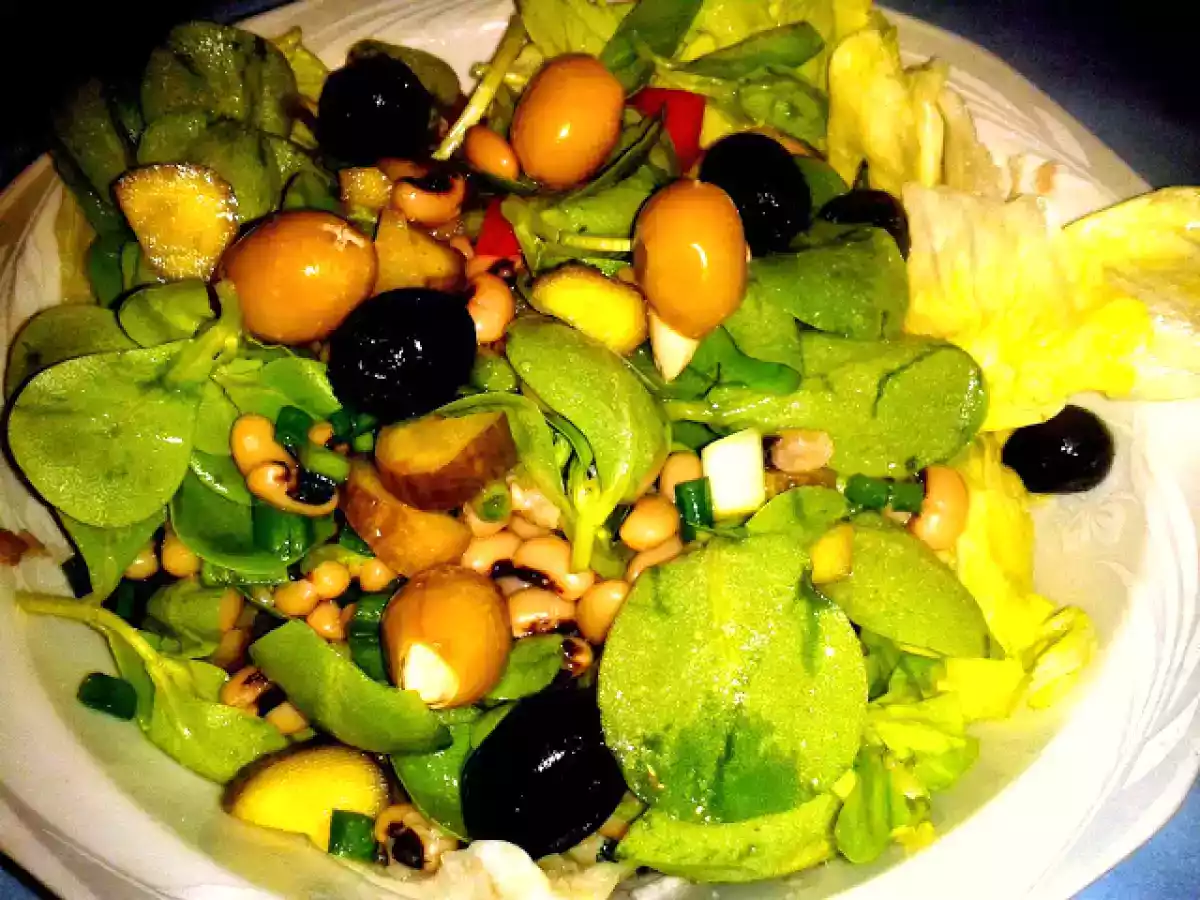 KURU BÖRÜLCELİ SEMİZOTU SALATASI