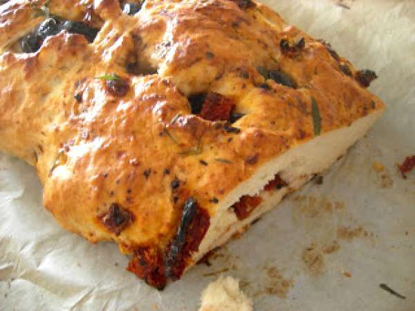 ZEYTİNLİ KURU DOMATESLİ EKMEK ZEYTİNLİ KURU DOMATESLİ EKMEK
