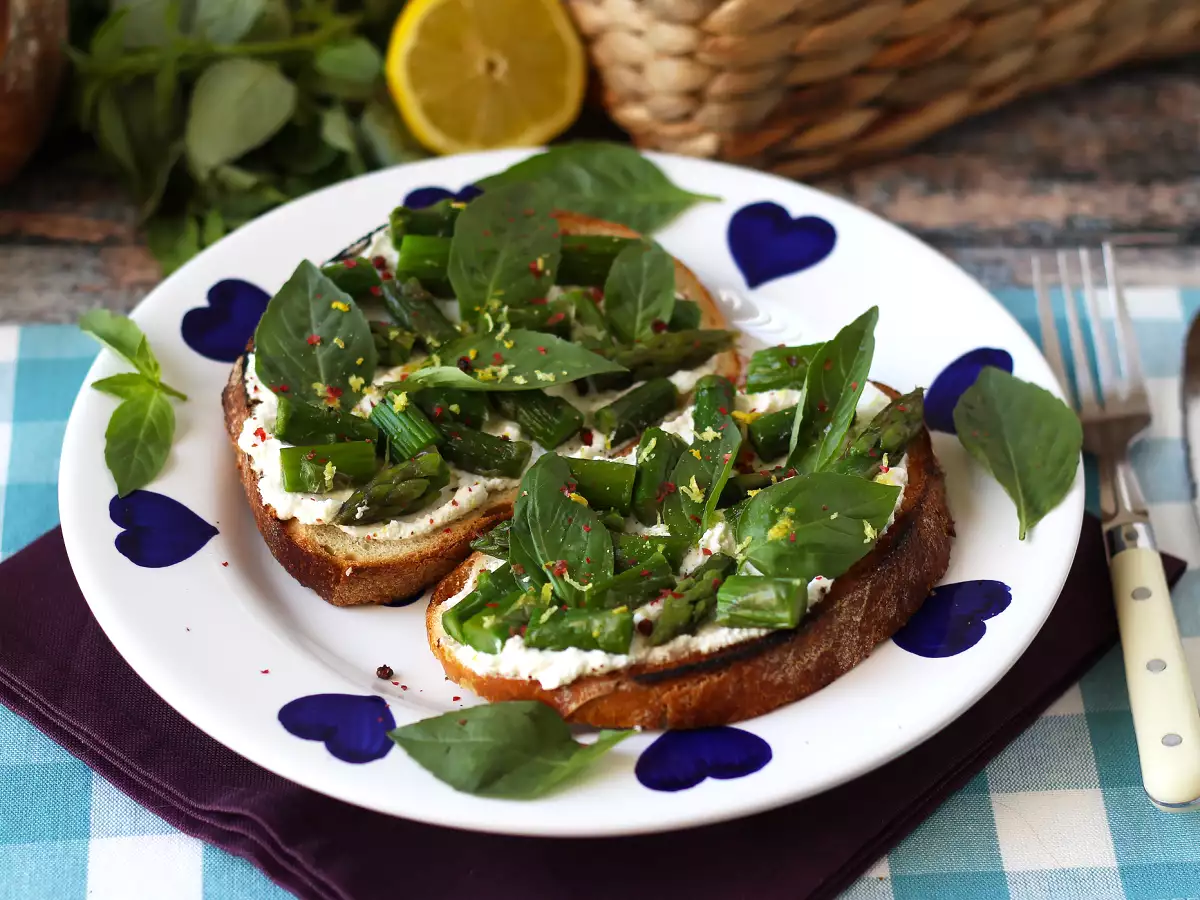 Kuşkonmaz, limon ve fesleğenli ricotta tartine - fotoğraf 3