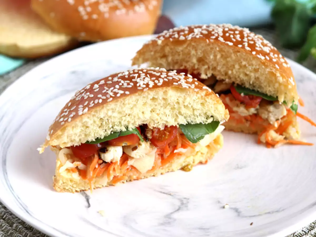 Lahana salatası, domates ve fesleğen ile marine edilmiş tavuklu sandviç