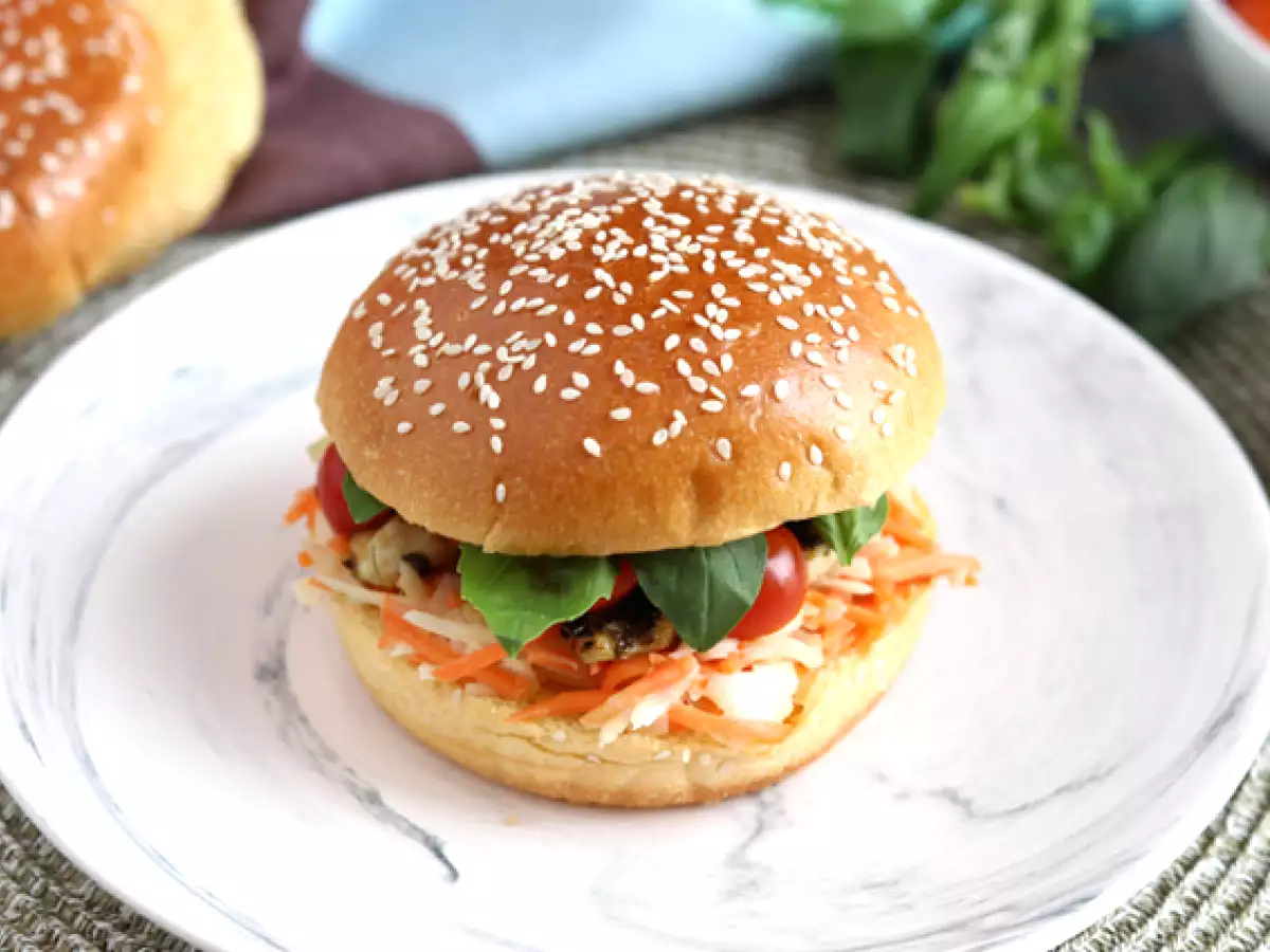 Lahana salatası, domates ve fesleğen ile marine edilmiş tavuklu sandviç - fotoğraf 2