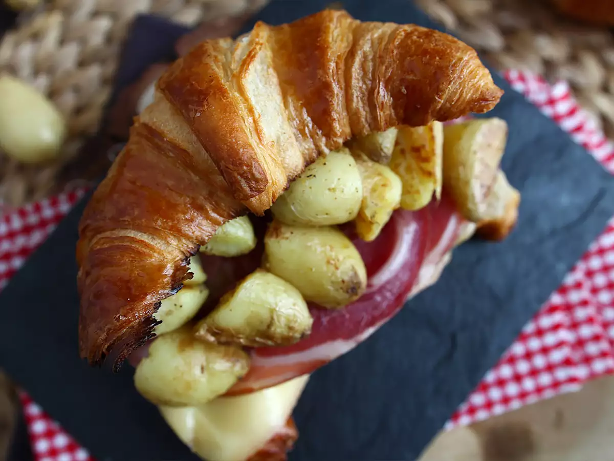 Lezzetli bir brunch için raclette peynirli kruvasan sandviç - fotoğraf 4