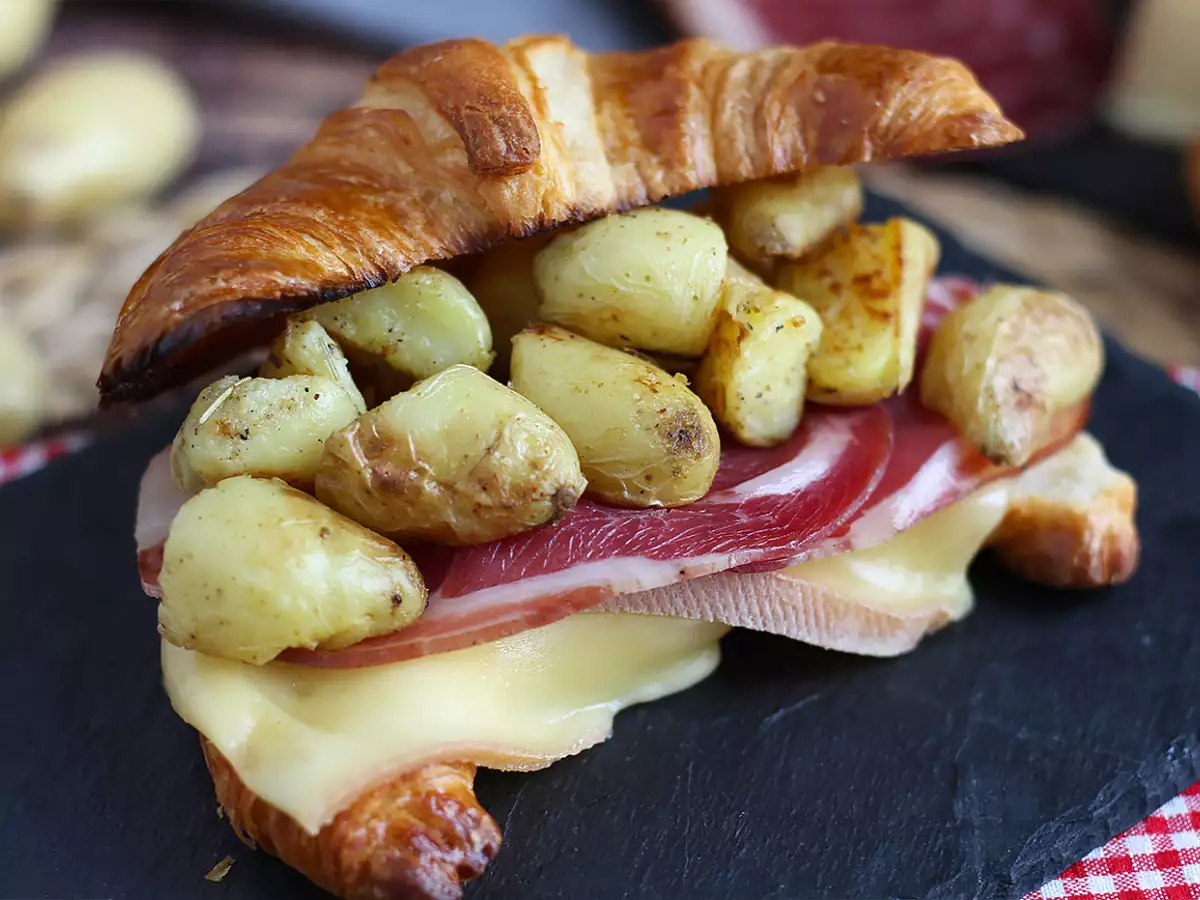 Lezzetli bir brunch için raclette peynirli kruvasan sandviç - fotoğraf 5