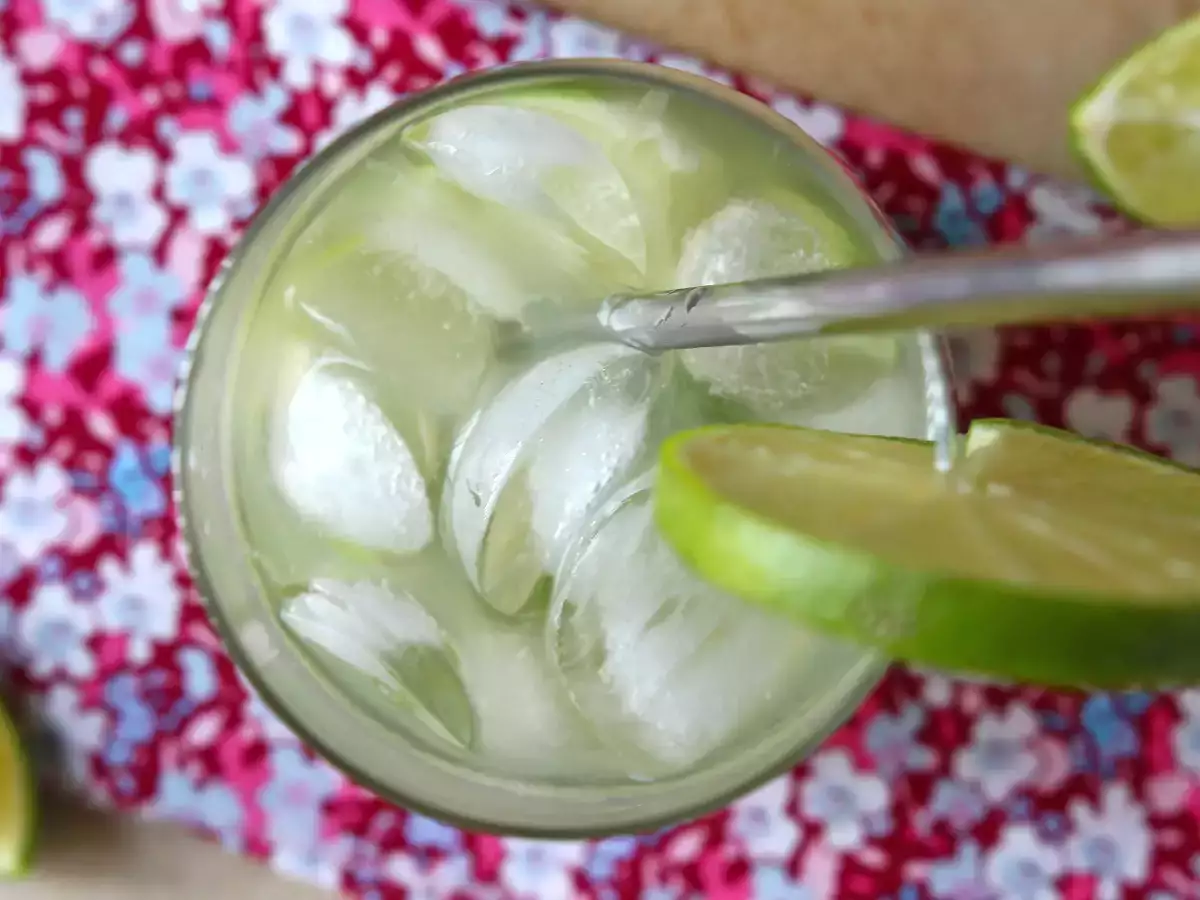 Limonlu Caipirinha: Kokteyl çalkalayıcı olmadan yapımı kolay Brezilya içeceği - fotoğraf 3