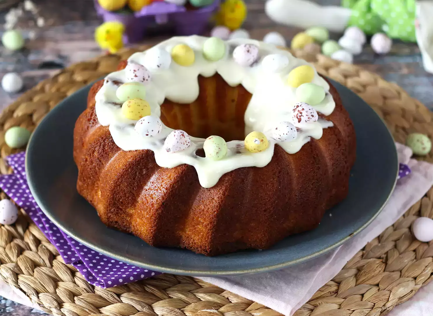 Limonlu ve beyaz çikolatalı paskalya bundt keki