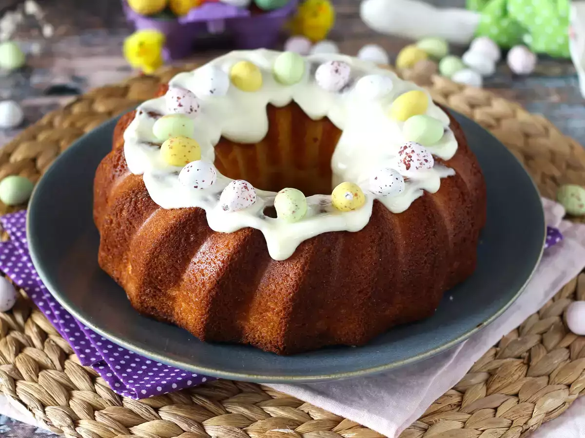 Limonlu ve beyaz çikolatalı Paskalya Bundt keki