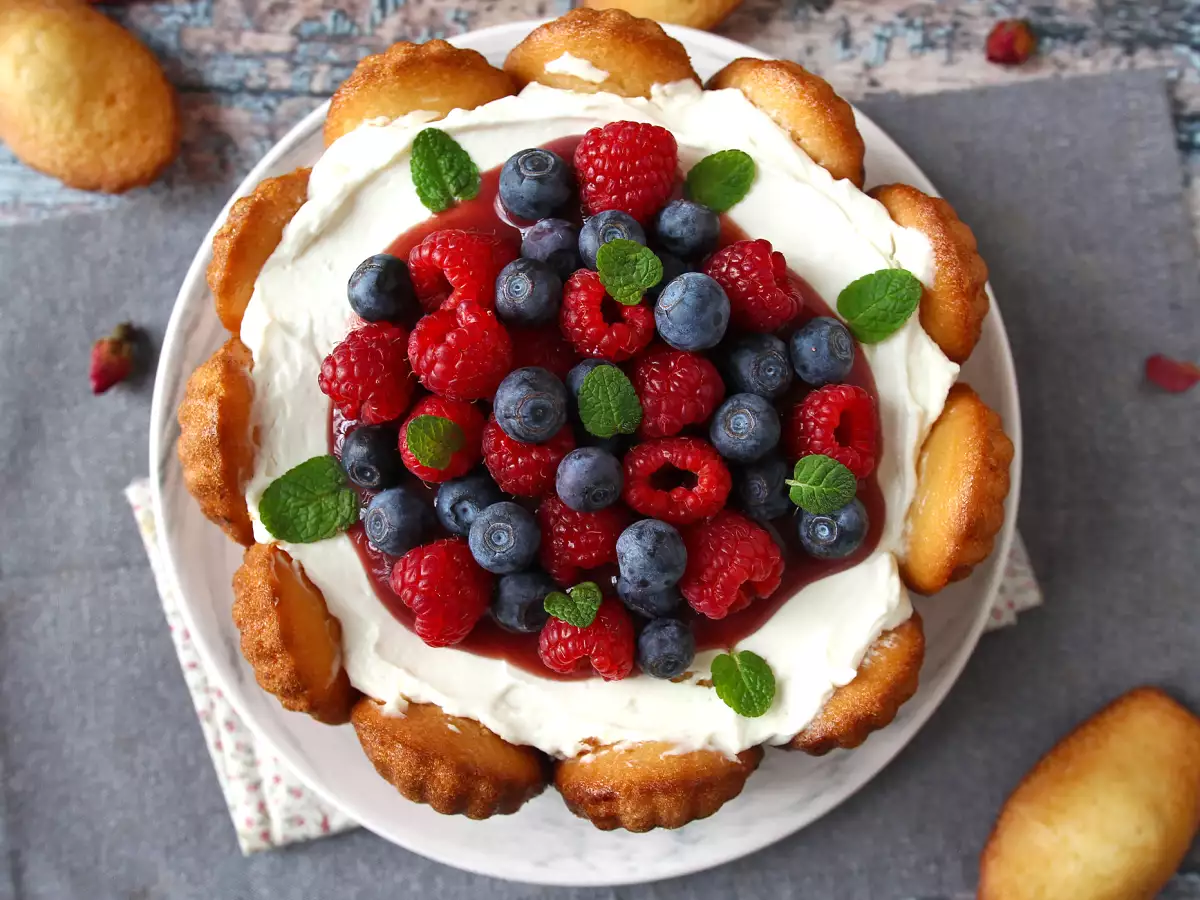 Madlen ile kırmızı meyveli charlotte - fotoğraf 5