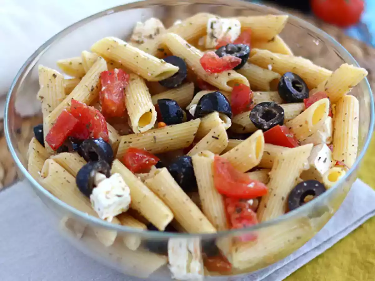 Makarna, domates, beyaz peynir ve zeytin salatası - fotoğraf 4