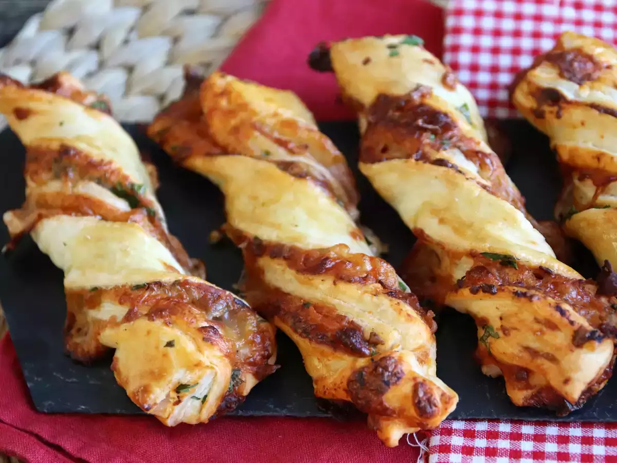 Maksı boy milföy burgu (domates, jambon, mozzarella ve maydanoz) - fotoğraf 2