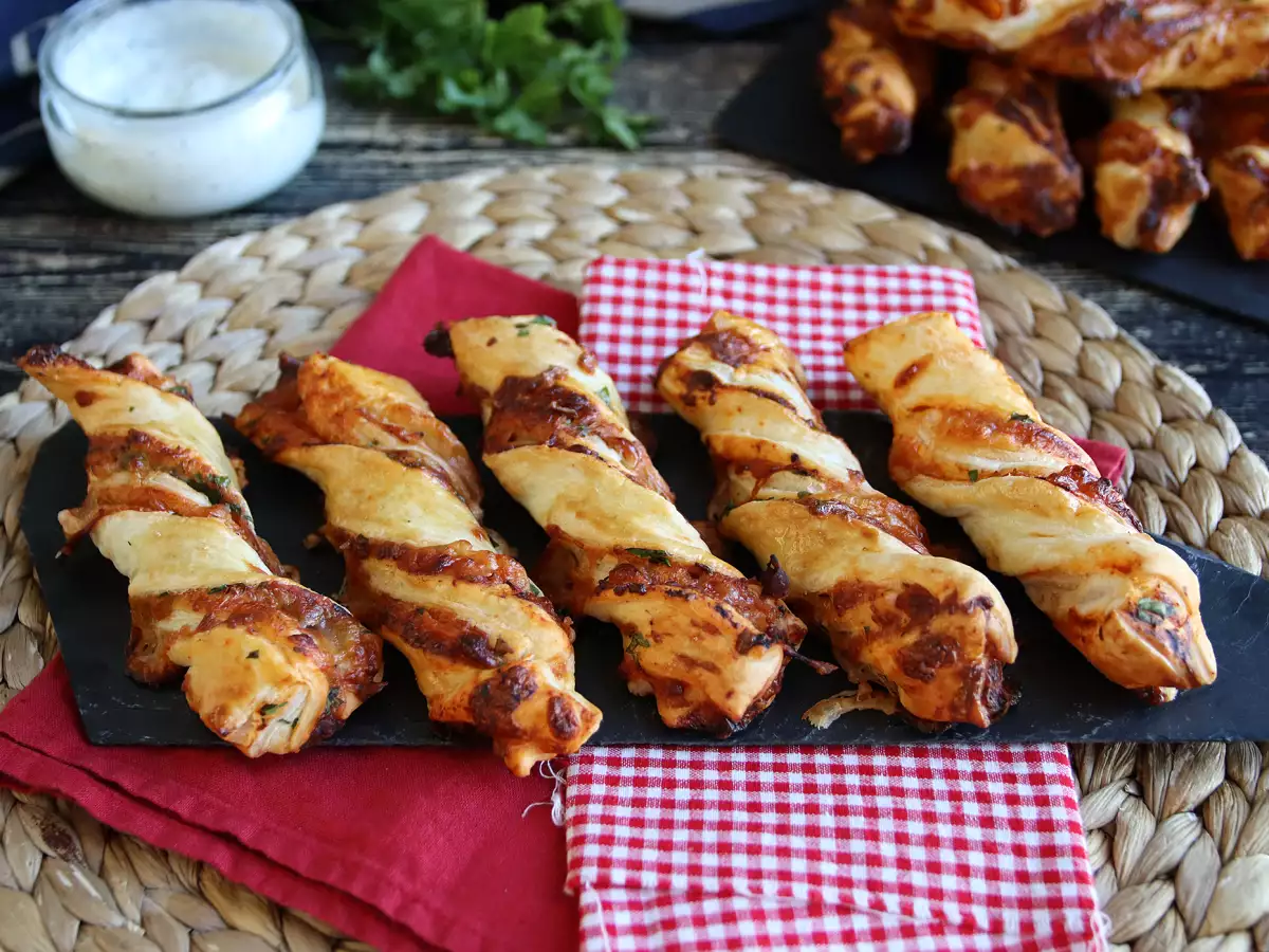 Maksı boy milföy burgu (domates, jambon, mozzarella ve maydanoz) - fotoğraf 3