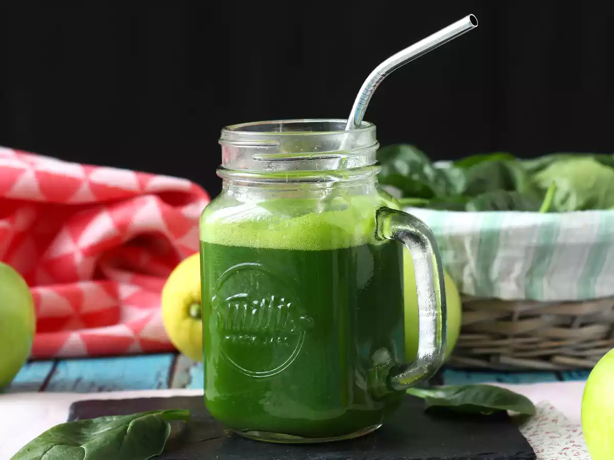 Maksimum vitamin için ekstraktörsüz detoks yeşil suyu!