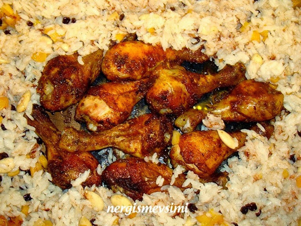 MANGAL LEZZETLİ TAVUK VE BADEMLİ KAYISILI İÇ PİLAV