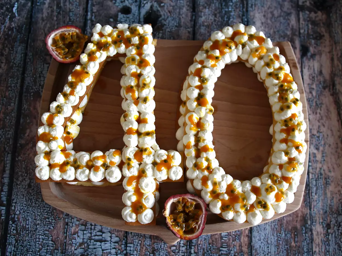 Mango ve çarkıfelek meyveli egzotik sayı pastası