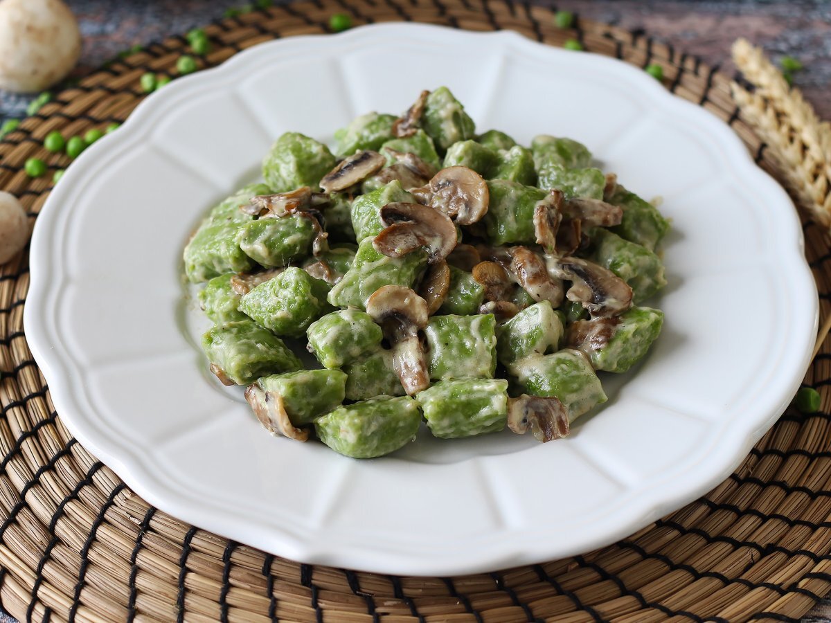 Mantar soslu bezelye gnocchi