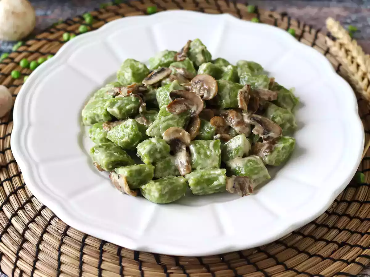 Mantar soslu bezelye gnocchi