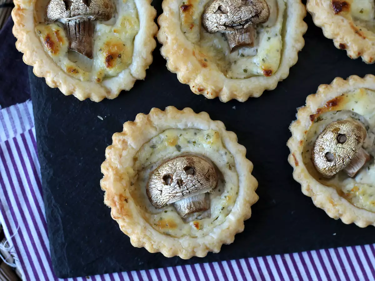 Mantarlı, sarımsaklı ve otlu peynirli Cadılar Bayramı tartları - fotoğraf 3