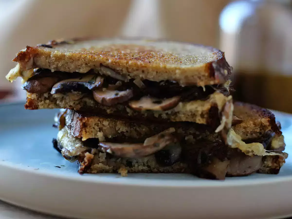 Mantarlı ve rendelenmiş peynirli tost - fotoğraf 3
