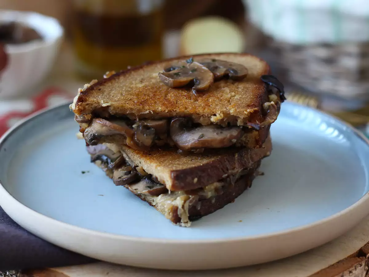 Mantarlı ve rendelenmiş peynirli tost - fotoğraf 4