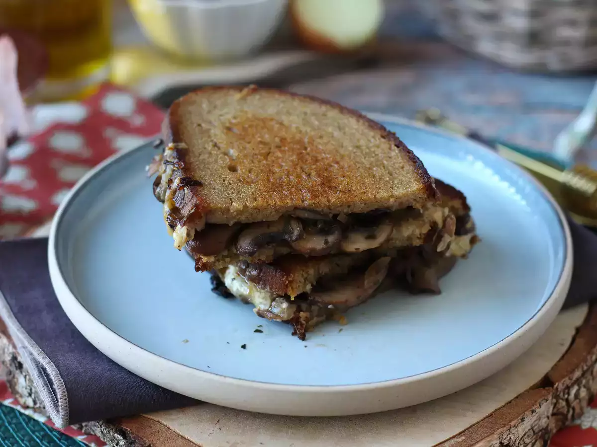 Mantarlı ve rendelenmiş peynirli tost - fotoğraf 6