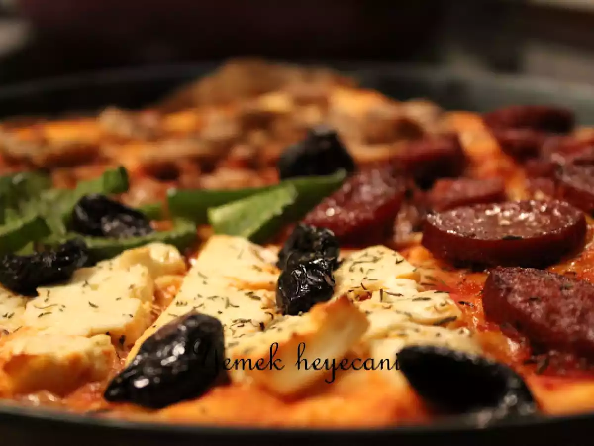 Mantarlı ve salamlı piza - fotoğraf 2