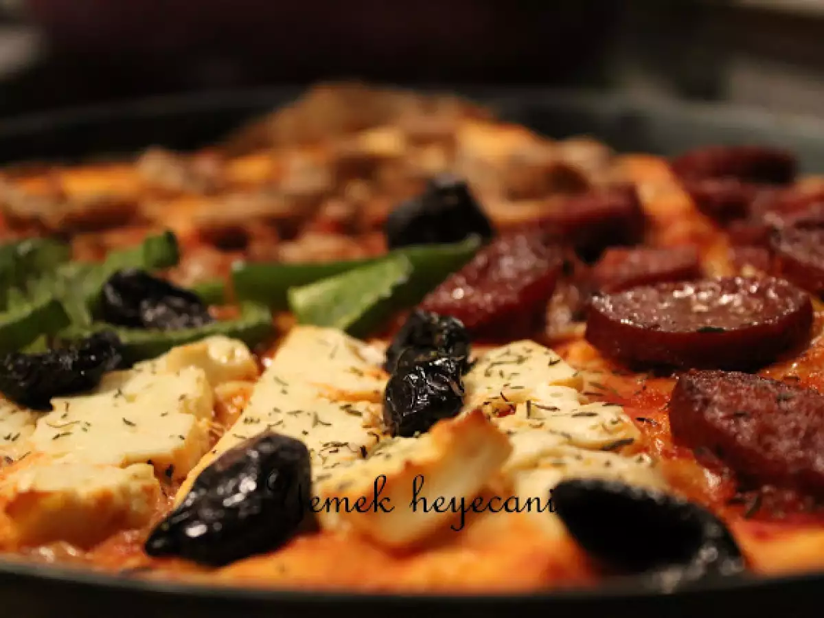 Mantarlı ve salamlı pizza - fotoğraf 2