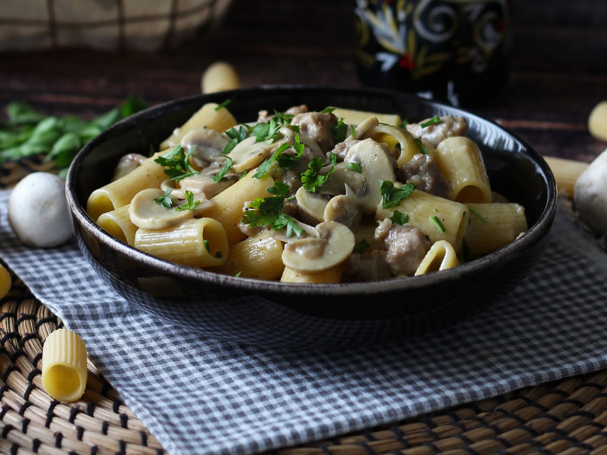 Mantarlı ve sosisli kremalı makarna
