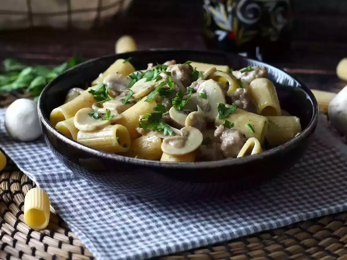 Mantarlı ve sosisli kremalı makarna