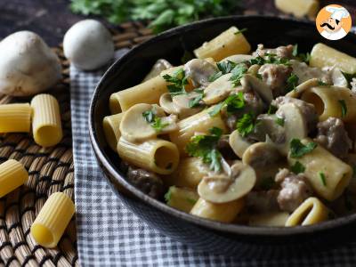 Mantarlı ve sosisli kremalı makarna - fotoğraf 4