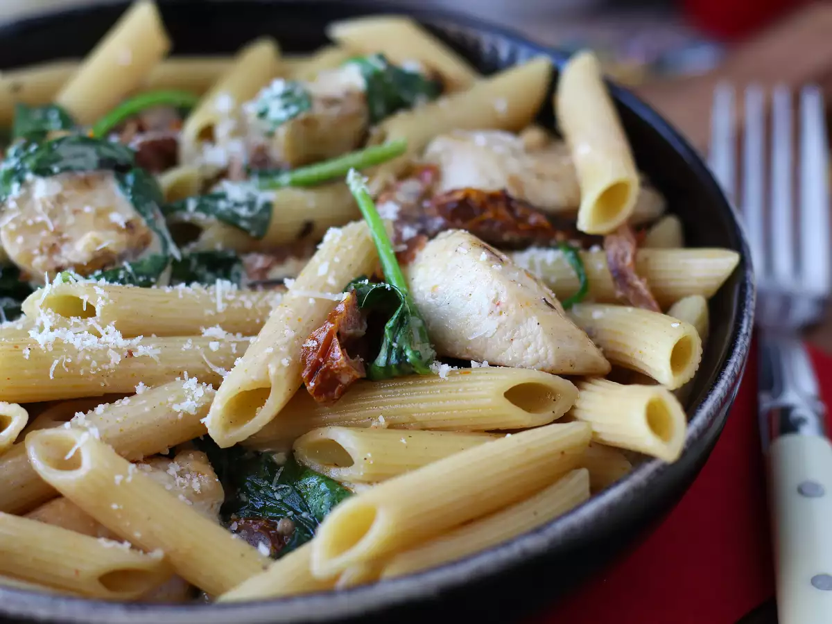 Marry Me Chicken Pasta: tavuk, kurutulmuş domates ve parmesan peynirli kremalı makarna - fotoğraf 4