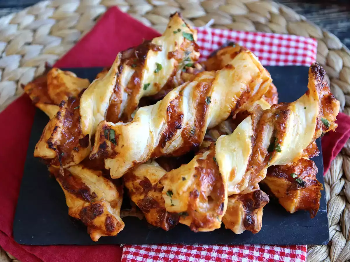 Maxi milföy hamuru kıvrımları (domates, jambon, mozzarella, maydanoz)