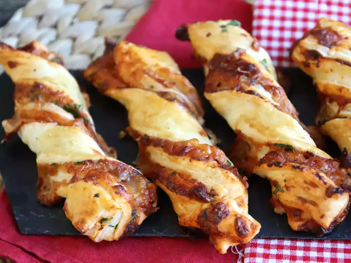 Maxi milföy hamuru kıvrımları (domates, jambon, mozzarella, maydanoz) - fotoğraf 2